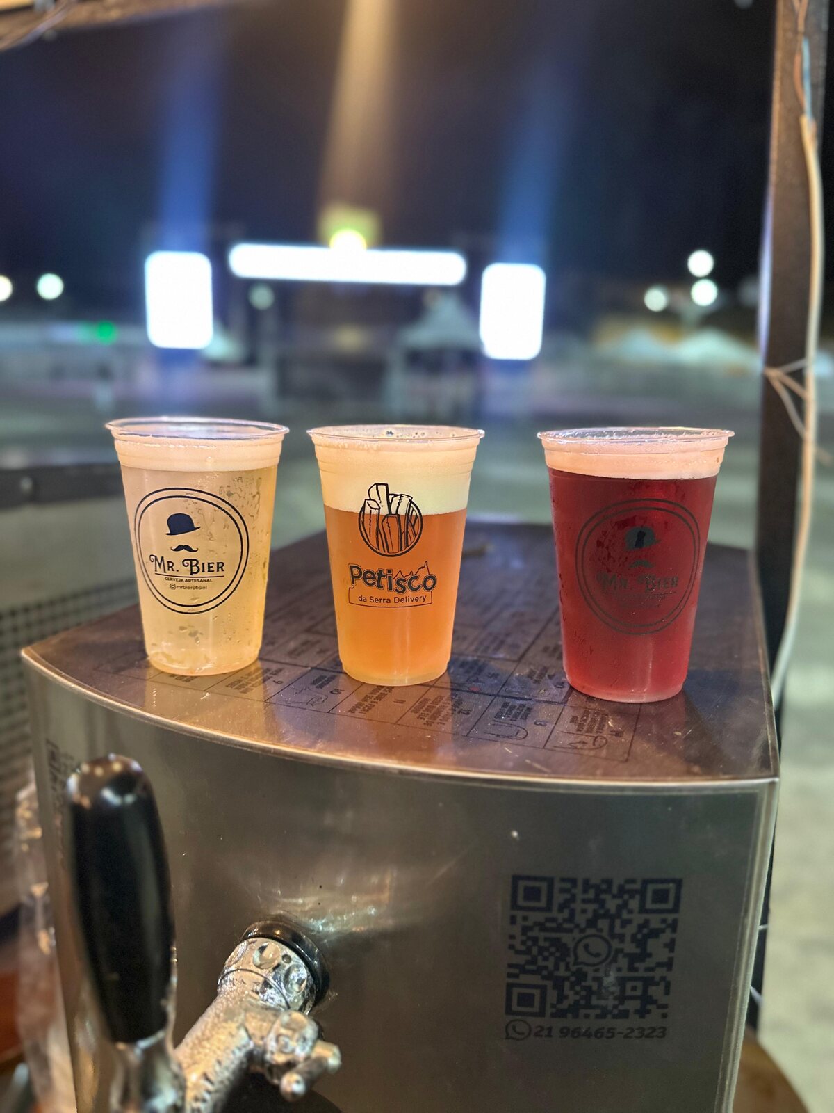 Copos de chope servidos em equipamento profissional Mr. Bier