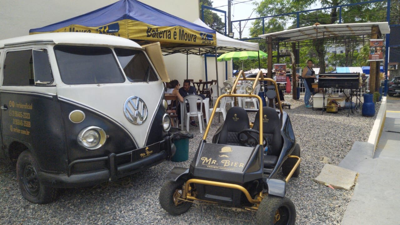 Kombi e estrutura da Mr. Bier em evento